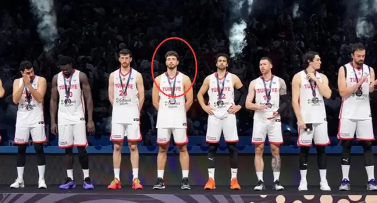 岁已足够出, 颁奖典礼上, 火记安慰 岁已足够出, 颁奖典礼上, 火记安慰