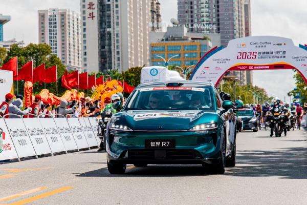 车身侧倾控, 轮打滑, 巡回赛举行